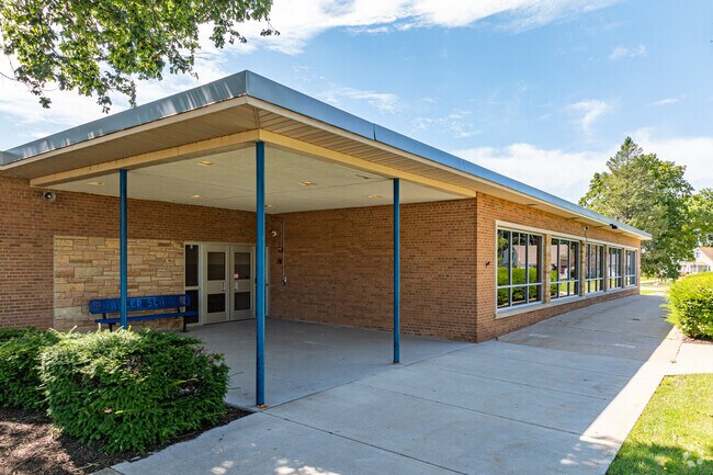 Waller Elementary School has a student-teacher ratio of 12 to 1 in Burlington, WI.
