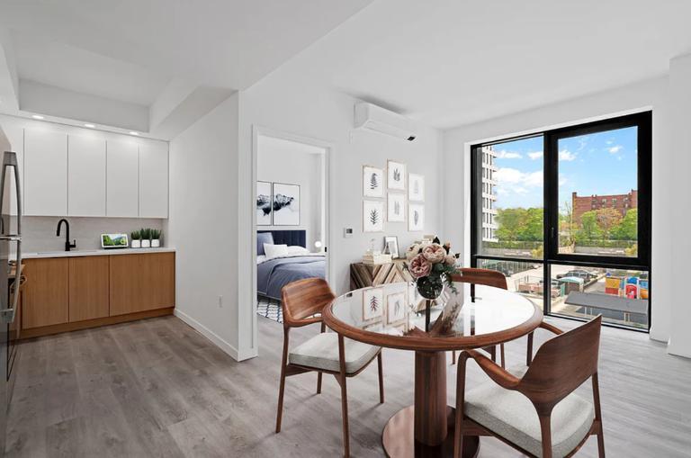 33-52-52 Crescent St unit 202, Queens, NY 11106 - photo 1