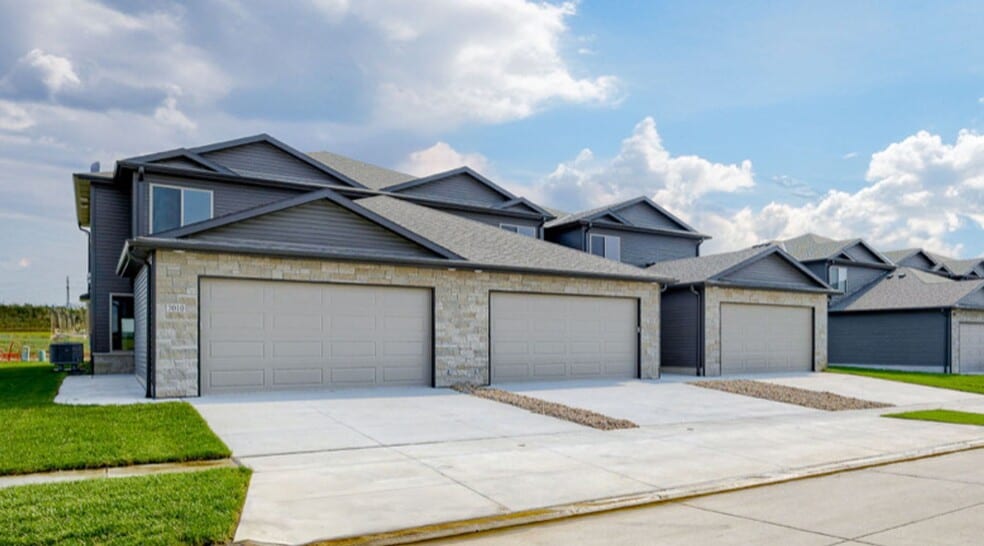 6957 Serpentine Dr, Lincoln, NE 68521 - photo 1