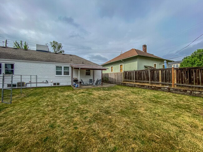 2717 NE Weidler St, Portland, OR 97232 - photo 7