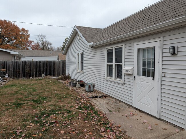 1204 S 13th St unit 1204 1/2, Pekin, IL 61554 - photo 3