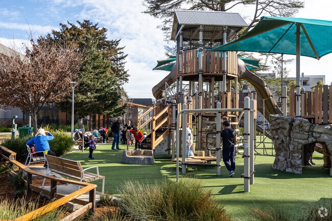 It's a short walk from Burlingame Gardens to Washington Park.