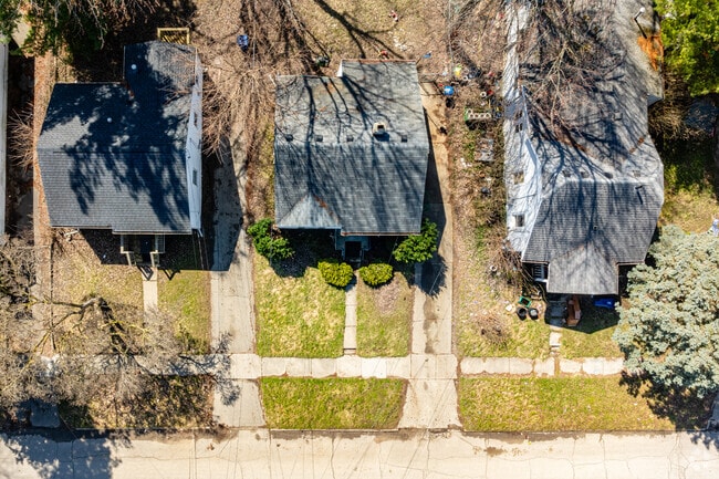 Quiet gridded streets throughout Chevrolet have sidewalks on both sides.