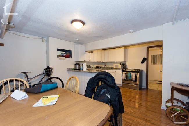 76 Egmont St unit 5, Brookline, MA 02446 - photo 5