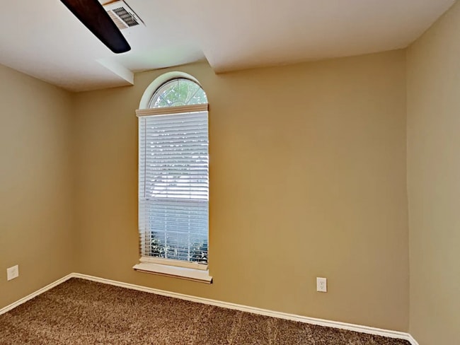 807 W Lonesome Dove Trail, Arlington, TX 76001 - photo 5