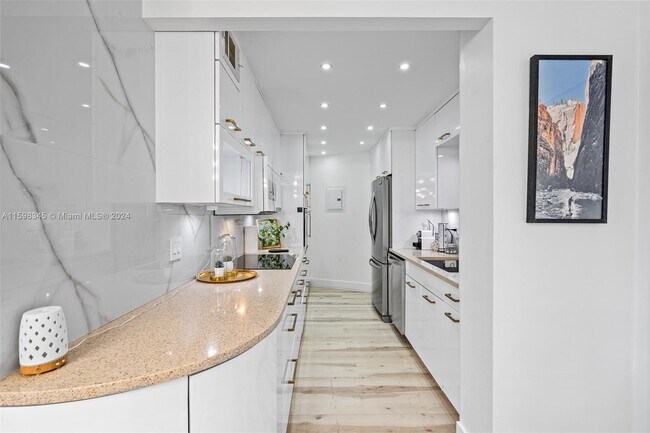 Octagon Towers unit 6D, Miami Beach, FL 33139 - photo 6