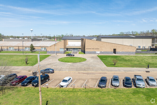 Raymond High School serves 553 students in Raymond.