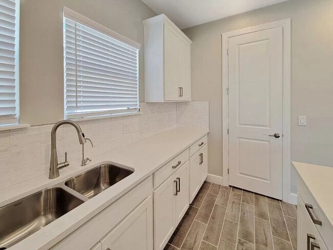 11019 Devonbridge Dr, Palmetto, FL 34221 - photo 6