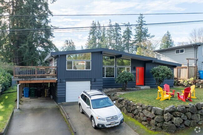 Meridian Park features a variety of homes styles, including Midcentury homes.