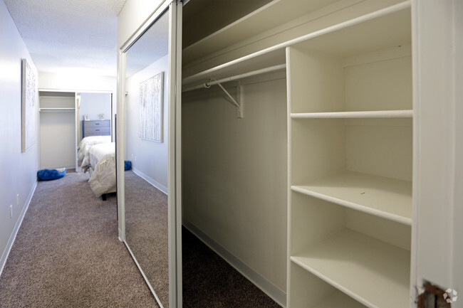 1BR, 1BA - 640 SF