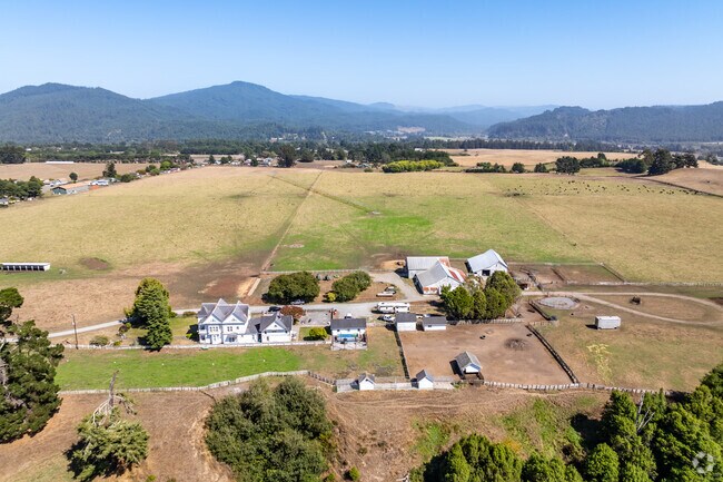 Hydesville features many large country estates.