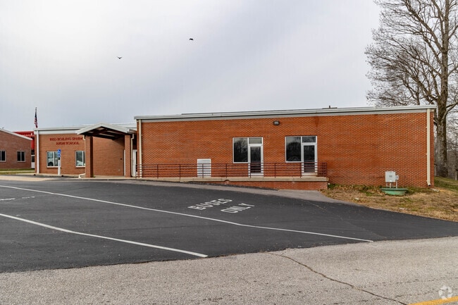 Red Boiling Springs School is located at 415 Hillcrest Dr, Red Boiling Springs, TN 37150.