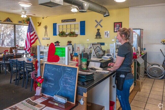 Enjoy a delicious meal at Longbow Diner in Rio Communities.