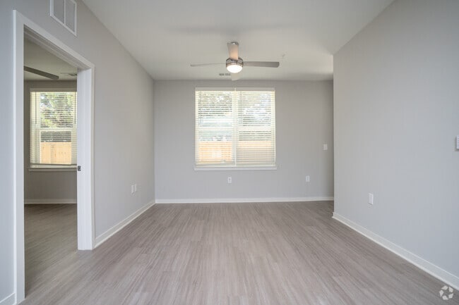 2BR, 2BA - 943SF - Living Room