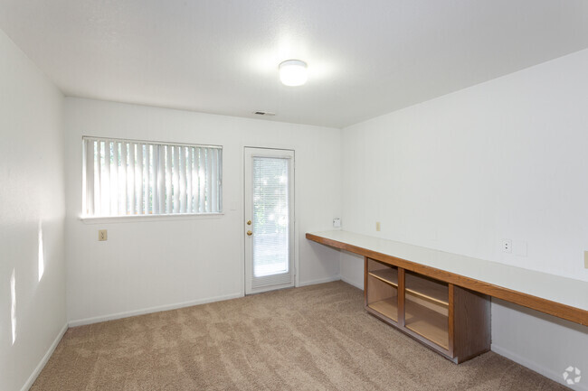 3BR, 2BA - 1120 SF