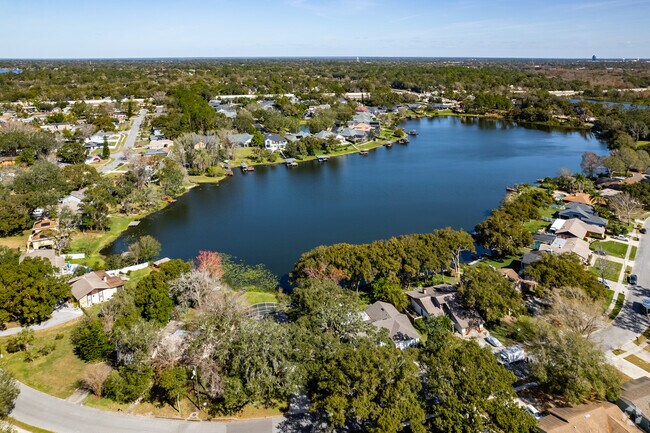 Lakewood Forest homes wrap Lake Hill in Lockhart.