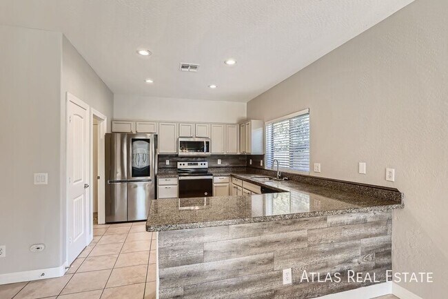 13723 W Maui Ln, Surprise, AZ 85379 - photo 6