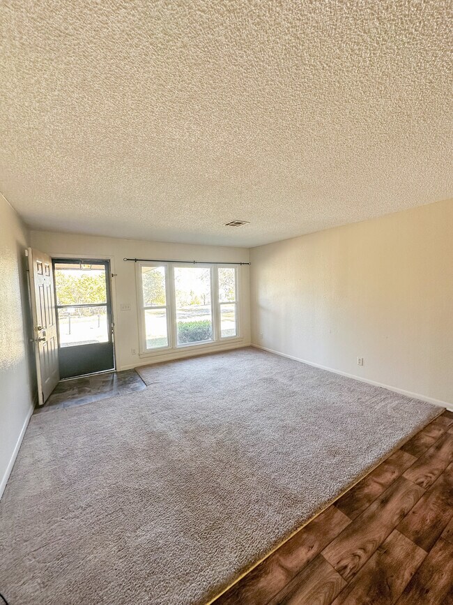 924 NW Runyon Rd, Lawton, OK 73507 - photo 2