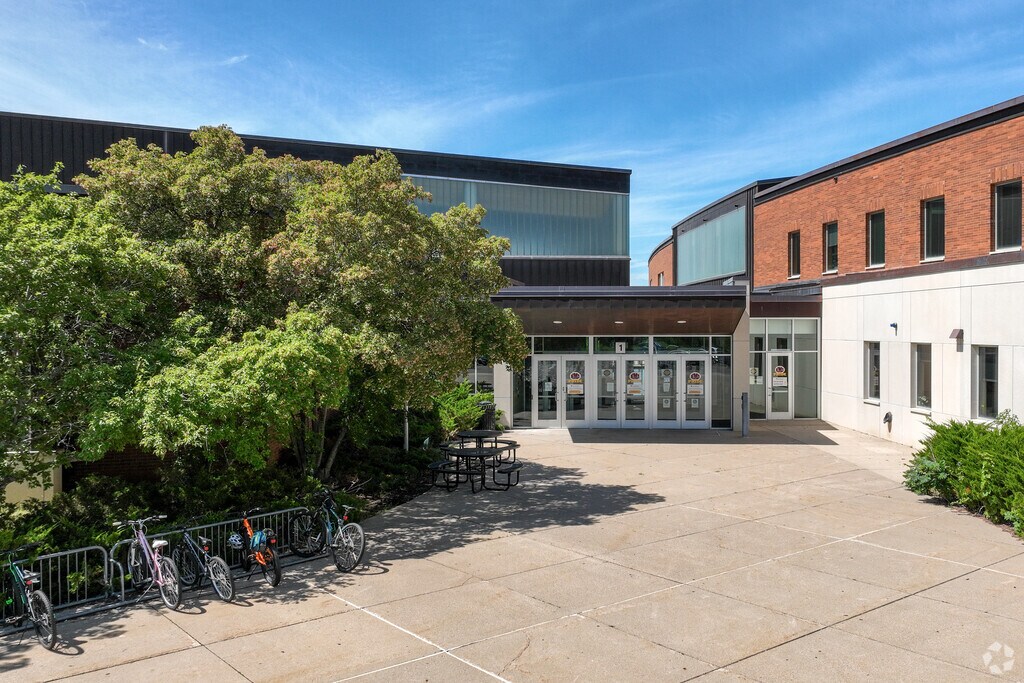 Northfield Middle School has a student-teacher ratio of 37 to 1.