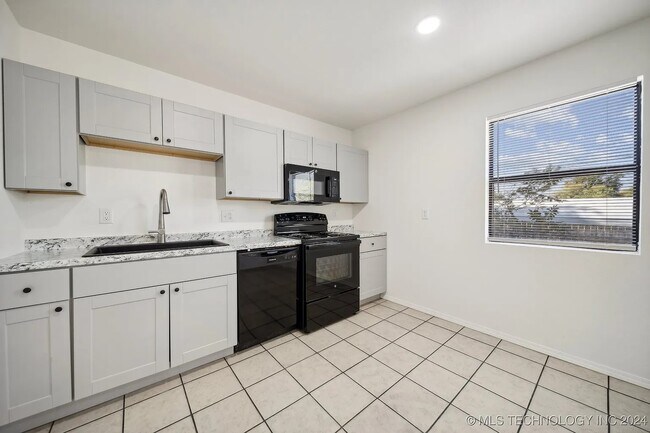 2807 E 3rd St unit B, Tulsa, OK 74104 - photo 6