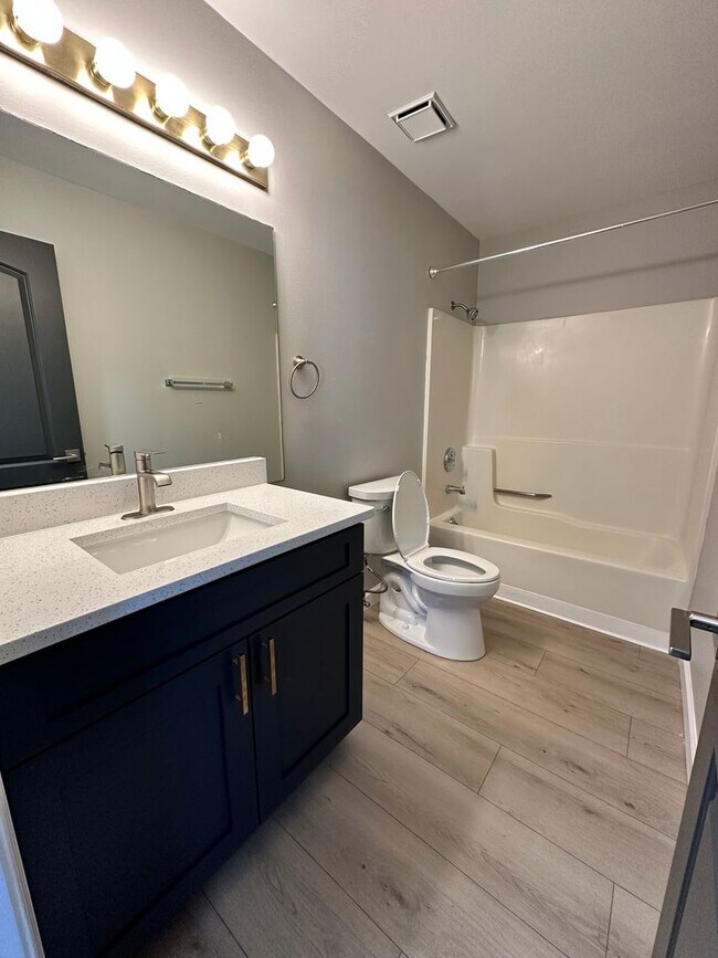 2 Bedroom with In-Unit Washer Dryer plus Garage Parking, Rockford, IL 61107 - photo 7