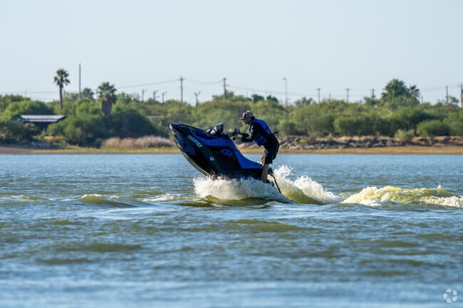 La Bota Ranch is 25 minutes away from the popular Lake Casa Blanca International Park.