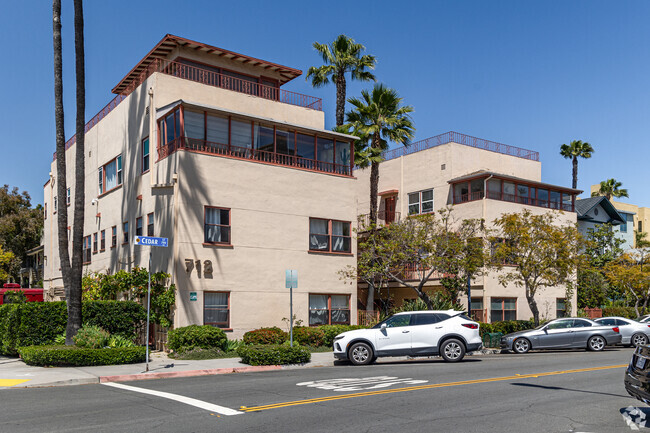 Many condos In Cortex Hill feature rooftop spaces to maximize outdoor enjoyment.
