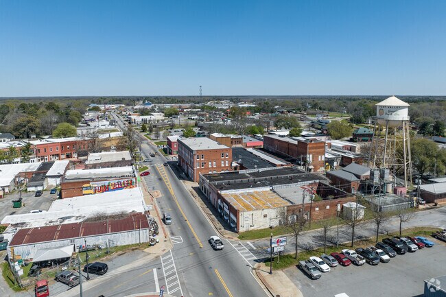 At the center of Georgia's peach industry, Fort Valley is a historical city with employment opportunities.