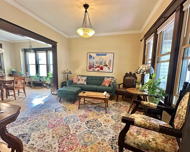 3454 S Delaware Ave, Milwaukee, WI 53207