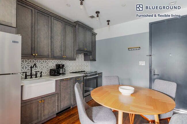 187 Kent Ave unit FL6-ID2039, Brooklyn, NY 11249 - photo 6