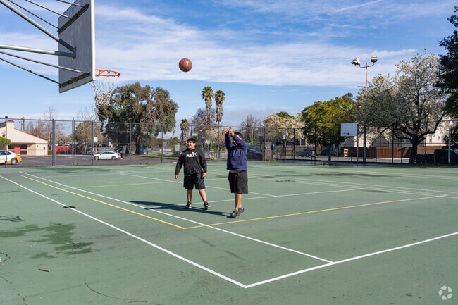 View Pointe children can play basketball at Lefty Gomez Recreation Area.