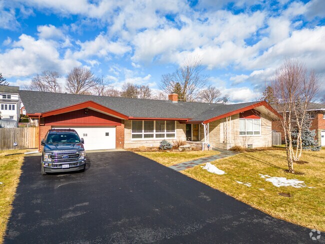 Ranch-style homes give Buckingham Lake-Crestwood home buyers one-story house options.