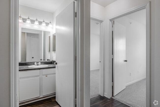 3BR, 2BA - 1344SF - Hallway