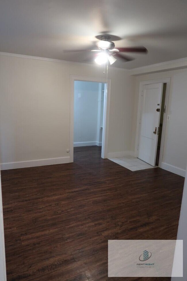 4236 N Broadway unit 4236-303, Chicago, IL 60613 - photo 2