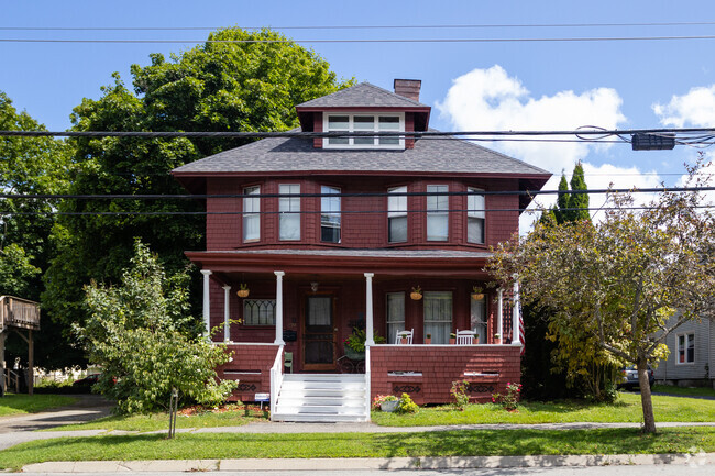 Foursquare homes are common in Broadway.