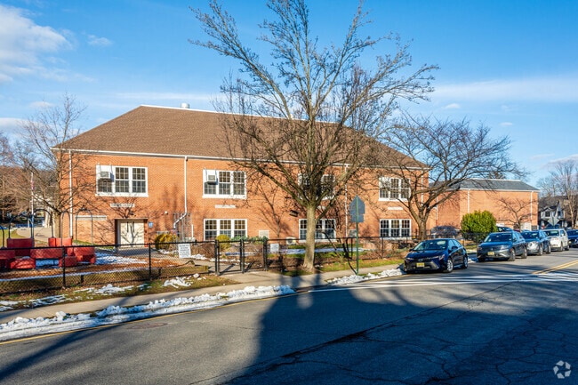 South Mountain School is a fine learning institution located in Millburn, NJ.