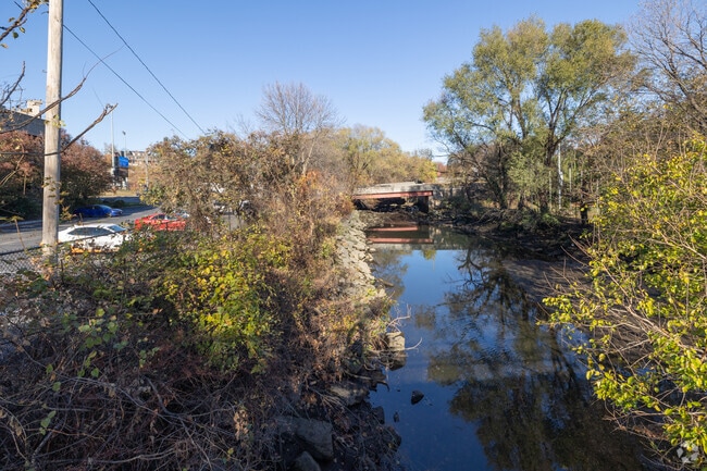 The Hutchinson River Park runs alongside Mount Vernon.