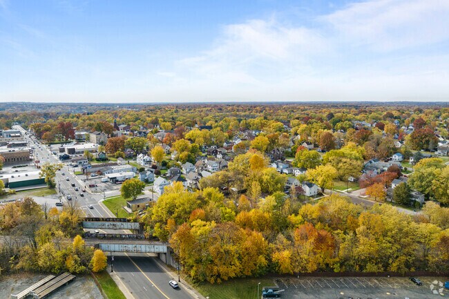 The Niles neighborhood is conveniently located 15 minutes away from downtown Youngstown.