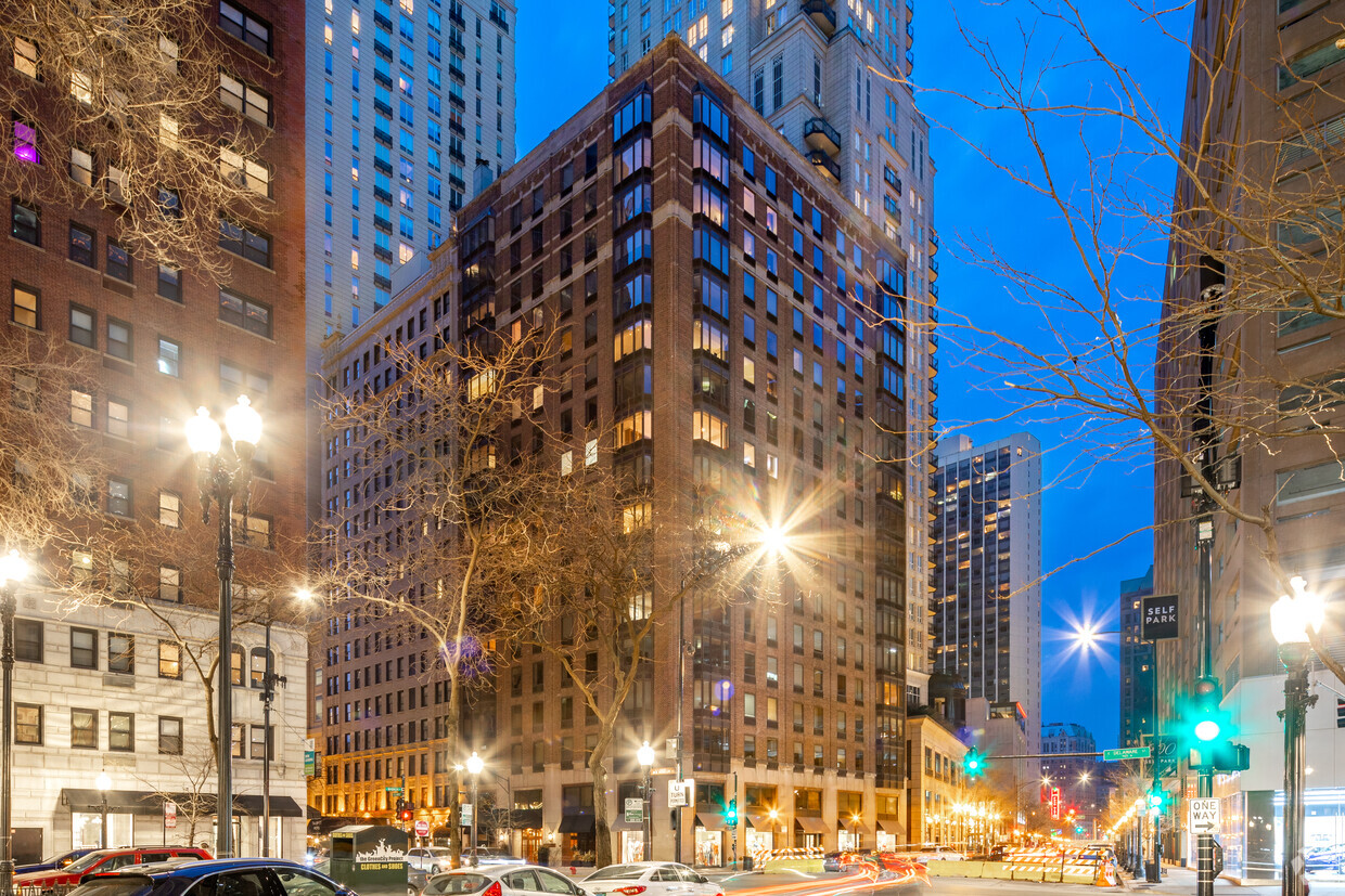 About Gold Coast Condos, Chicago IL | HOAs, Reviews, Amenities - Homes.com