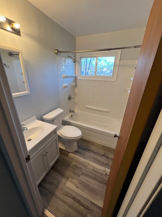 4030 E Seneca Ave, Des Moines, IA 50317 - photo 4