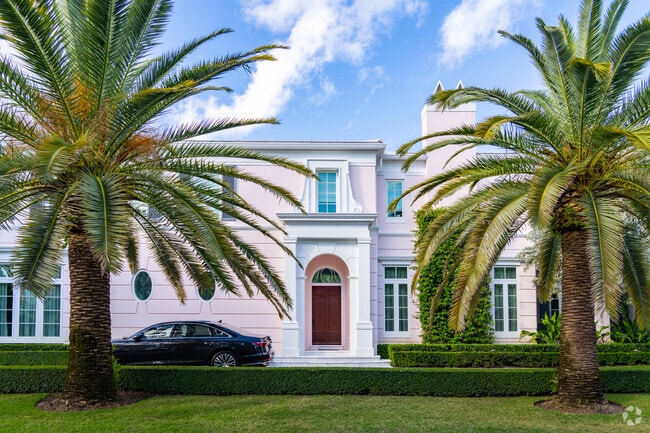 Beautiful vibrant homes line the streets of Bayshore.