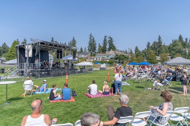 The nearby Edmonds Bowl hosts the annual Taste Edmonds event with live music, shopping and great food.