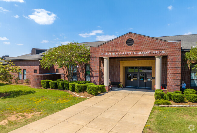 Garrett Elementary School has a student-teacher ratio of 19 to 1.
