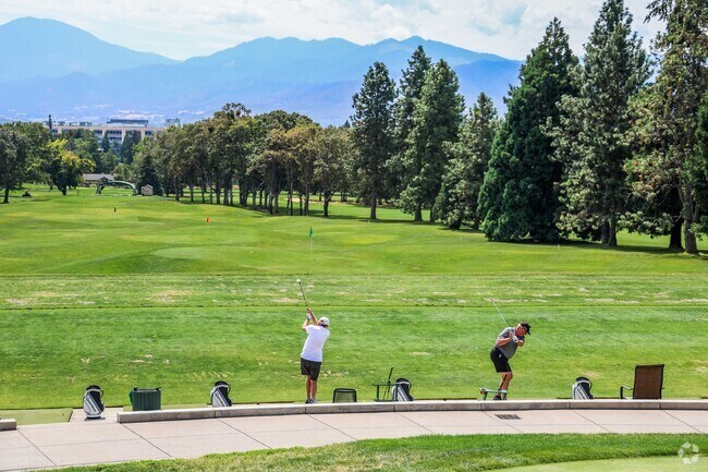 The Rogue Valley Golf Course has an excellent driving range in Rogue Valley.