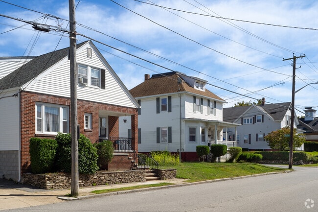 Arlington’s typical streets feature closely spaced homes with narrow lawns and wide sidewalks.