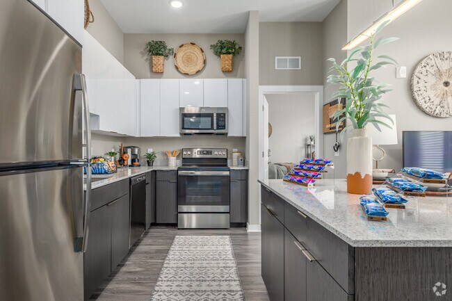 2BR, 2BA - 815SF - Kitchen