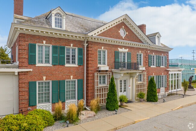 Take the 7 line from Southeast to the Saginaw Art Museum.