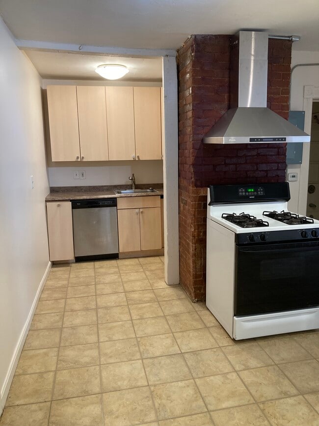 24 Eden St, Worcester, MA 01609 - photo 7