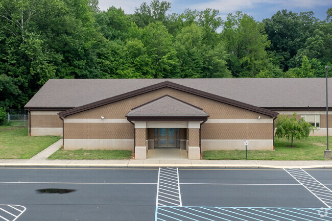 Riverside Elementary School has students in PK, K-5th grades.