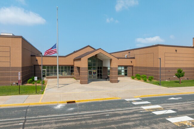 Woodland Elementary School is a well rated public school in Brooklyn Park with 633 students.